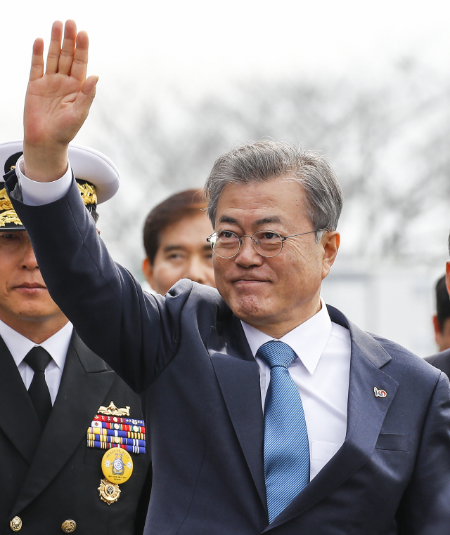 문재인 대통령이 5일 오후 경남 창원 해군사관학교에서 열린 제73기 졸업 및 임관식에 참석하기 위해 입장하고 있다. /연합뉴스