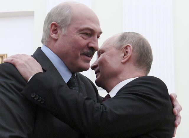 블라디미르 푸틴(오른쪽) 러시아 대통령과 알렉산드르 루카셴코 벨라루스 대통령이 지난해 12월 29일(현지시간) 러시아 모스크바 크렘린궁에서 포옹하고 있다. /모스크바=AP연합뉴스