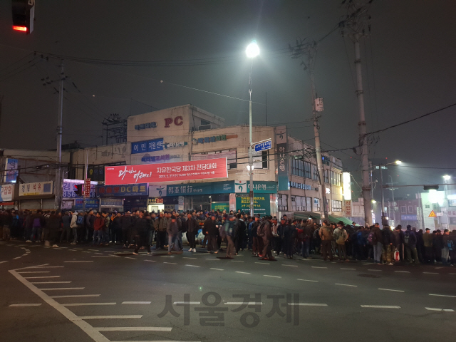 5일 오전5시께 서울 남구로역 앞에 건설일용직 자리를 구하려는 중국동포·중국인들이 빼곡히 들어차 있다./조권형기자