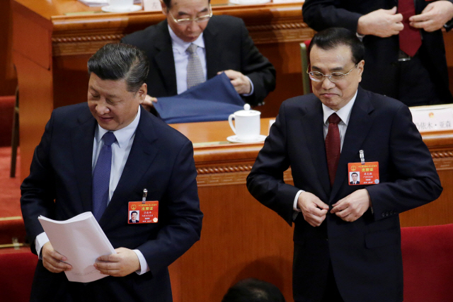 시진핑(왼쪽) 중국 국가주석이 5일 전국인민대표대회 개막식이 끝난 뒤 리커창 총리와 함께 퇴장하고 있다.    /베이징=로이터연합뉴스