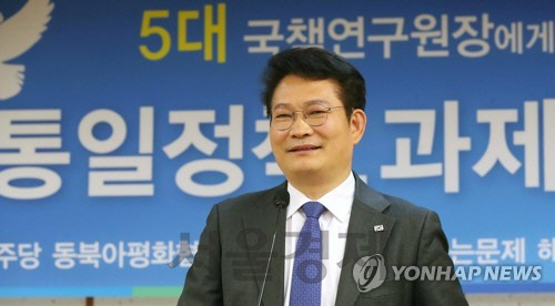 송영길 더불어민주당 의원이 27일 오전 국회 의원회관에서 열린 ‘5대 국책연구원장에게 듣는다! 2019년 통일정책, 과제와 전망’ 세미나에서 인사말을 하고 있다/연합뉴스