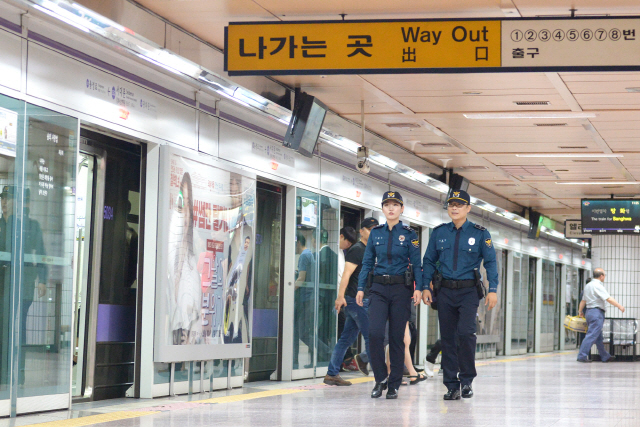 경찰관들이 서울 시내 한 지하철역을 순찰하고 있다. KT와 경찰청은 6일부터 빅데이터로 몰래카메라 등 디지털 성범죄가 빈발하는 지역을 가려내 예방 단속 효과를 높일 방침이다. /사진제공=KT