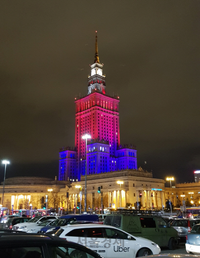 지난 1일(현지시간) 폴란드 바르샤바에 있는 문화과학궁전에 우리나라의 3·1운동 100주년을 기념하는 태극문양의 조명이 켜져있다. /사진제공=서울시