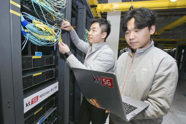 KT직원들이 ‘5G 에지(Edge) 통신센터’에서 KT의 5G 네트워크를 점검하고 있다./사진제공=KT