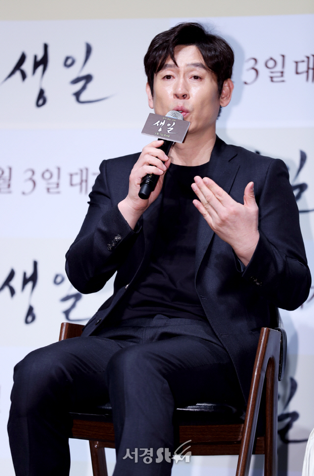 배우 설경구가  6일 오전 서울 강남구 신사동 CGV압구정점에서 열린 영화 ‘생일’(감독 이종언) 제작보고회에 참석하고 있다.