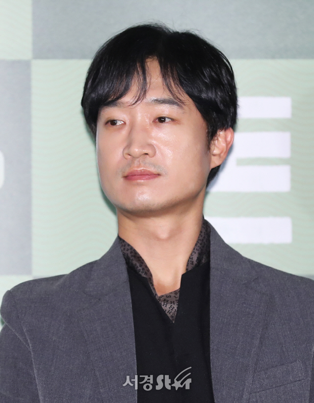 배우 조우진이 6일 서울 중구 메가박스 동대문에서 열린 영화 ‘돈’ 언론시사회에 참석하고 있다.