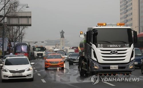 도로 물청소하는 분진청소 차량의 모습 / 연합뉴스