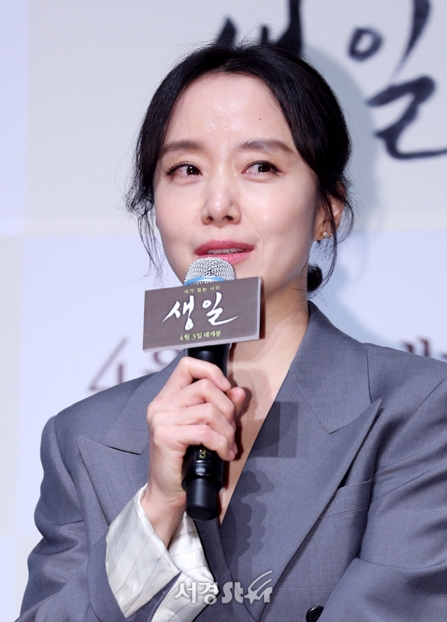 배우 전도연이 6일 오전 서울 강남구 신사동 CGV압구정점에서 열린 영화 ‘생일’(감독 이종언) 제작보고회에 참석하고 있다.