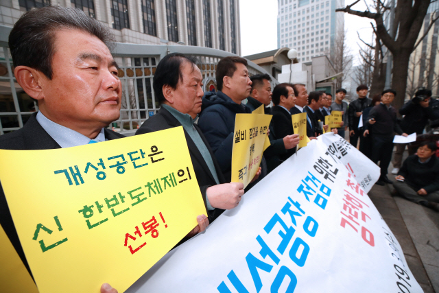 신한용(왼쪽 첫번째) 개성공단 비상대책위원회 공동위원장 겸 개성공단기업협회장 등 개성공단 입주 기업인들이 6일 오전 서울 종로구 정부서울청사 민원실 앞에서 개성공단 자산점검을 위한 방북신청서를 통일부에 전달하기 앞서 입장을 밝히고 있다./연합뉴스