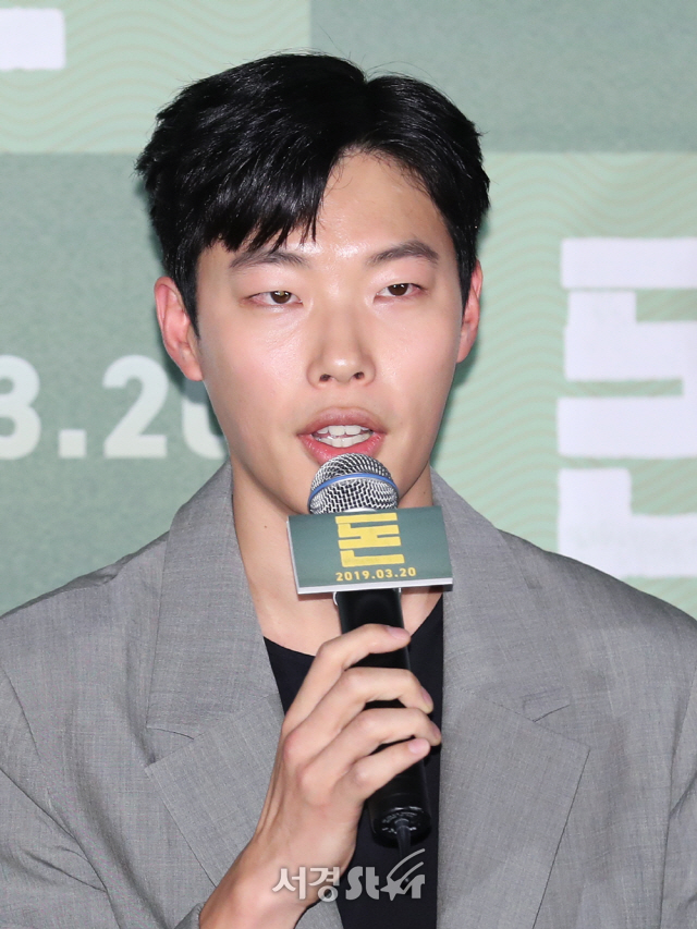 배우 류준열이 6일 서울 중구 메가박스 동대문에서 열린 영화 ‘돈’ 언론시사회에 참석하고 있다.