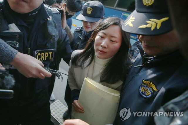 ‘친부 살해 혐의’ 김신혜 재심 첫 재판…“열심히 싸워 꼭 이기겠다”