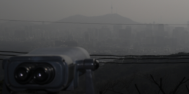 미세먼지가 한반도를 뒤덮은 가운데 안과는 환자들로 북적이고 있다./서울경제 DB