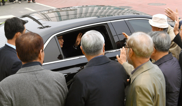 뇌물·횡령 등 혐의로 1심에서 징역 15년을 선고받은 이명박 전 대통령이 6일 항소심에서 보석(보증금 등 조건을 내건 석방)으로 풀려나 서울 동부구치소를 나서며 마중 나온 이재오 전 국회의원등과 인사하고 있다./권욱기자 2019.03.06