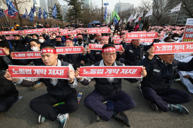 6일 서울 여의도에서 열린 전국민주노동조합총연맹 총파업 총력투쟁대회에서 참가자들이 구호를 외치고 있다. /연합뉴스