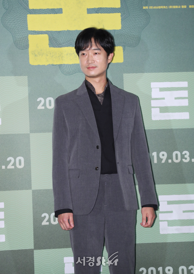 배우 조우진이 6일 서울 중구 메가박스 동대문에서 열린 영화 ‘돈’ 언론시사회에 참석해 포즈를 취하고 있다.