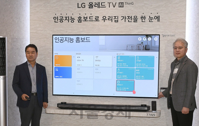 권봉석(오른쪽) LG전자 MC/HE사업본부장(사장)과 최상규 한국영업본부장(사장)이 ‘LG 올레드TV AI 씽큐’를 소개하고 있다.  /이호재기자