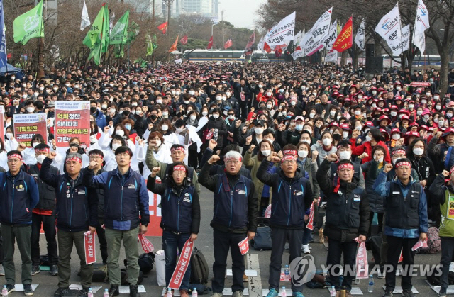 6일 오후 서울 여의도 KDB산업은행 인근에서 열린 ‘노동법개악 저지, 국제노동기구(ILO) 핵심협약 비준 및 노동기본권 쟁취’ 전국민주노동조합총연맹 총파업 총력투쟁 대회에서 참가자들이 구호를 외치고 있다./연합뉴스