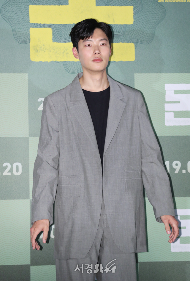 배우 류준열이 6일 서울 중구 메가박스 동대문에서 열린 영화 ‘돈’ 언론시사회에 참석해 포즈를 취하고 있다.