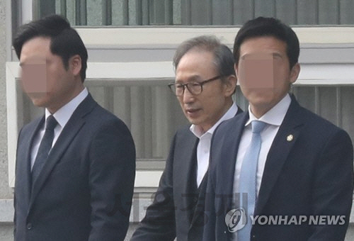 이명박 전 대통령이 6일 항소심에서 보석 허가를 받아 서울 동부구치소를 나서고 있다.