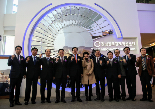 경남도 관계자들이 지난 1월16일 경남창조혁신센터에서 열린 ‘경남형 창업활성화 비전 선포식’에 참석해 기념 촬영을 하고 있다./사진제공=경남도