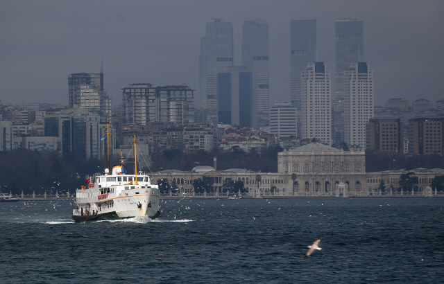 여객선 한 척이 터키 이스탄불에 위치한 보스포루스 해협을 지나고 있다./이스탄불=EPA연합뉴스