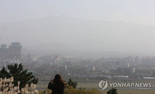 미세먼지로 뒤덮인 제주시 도심/연합뉴스