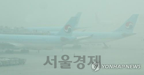 인천공항의 모습이다. 미세먼지가 사상 최악의 수준으로 유지되면서 항공기의 모습도 뿌옇게 보인다./연합뉴스