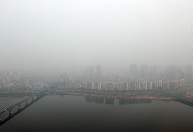 서울 지역에 사상 처음으로 닷새째 미세먼지 비상저감조치가 발령된 지난 5일 오후 서울 도심이 뿌옇다. /연합뉴스