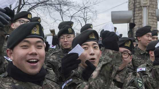 평일 일과 후 병사들의 부대 밖 외출 제도가 전면 시행된 2월 1일 오후 경기도 고양시 30기계화보병사단에서 병사들이 외출증을 들며 웃음짓고 있다./연합뉴스