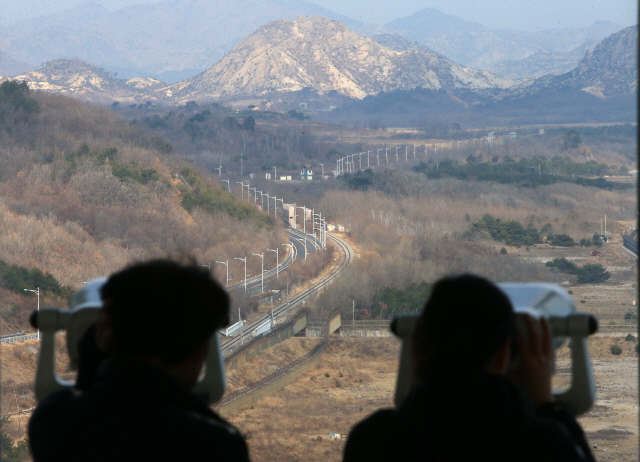 동해안 최북단 통일전망대에서 보이는 해금강 지역과 동해선 육로/연합뉴스