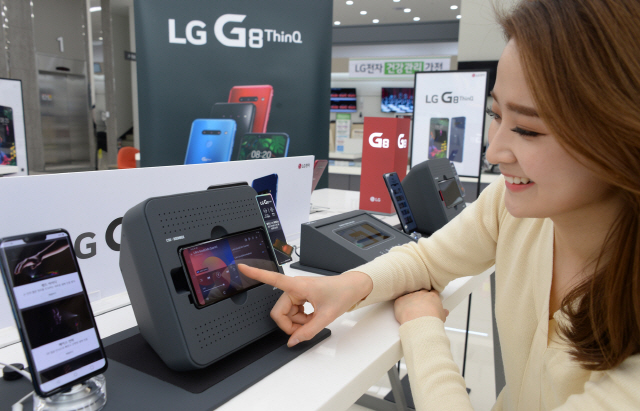 LG전자 모델이 플래그십폰 G8 씽큐를 소개하고 있다./사진제공=LG전자