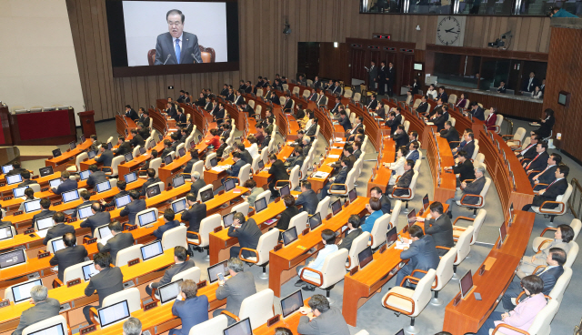 문희상 국회의장이 7일 오후 국회 본회의장에서 열린 제367회 임시회 개회식에서 개회사를 하고 있다. /연합뉴스