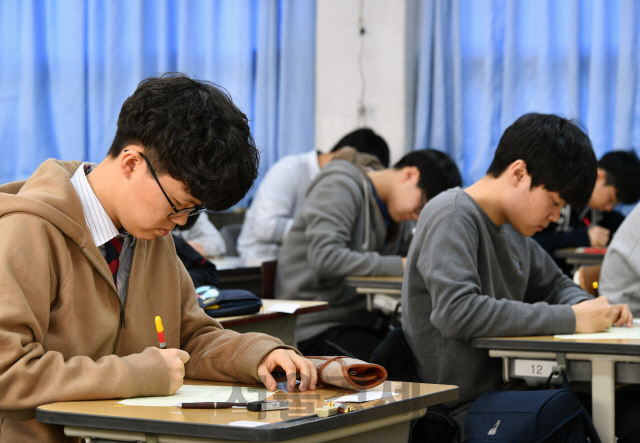 7일 오전 서울 국제금융로 여의도고등학교에서 열린 올해 첫 전국연합학력평가에서 3학년 학생들이 시험을 준비하고 있다.   /권욱기자