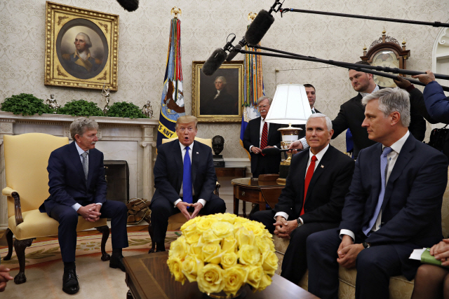 도널드 트럼프(왼쪽 두번째) 미국 대통령이 6일(현지시간) 백악관에서 18개월간 예멘에 억류됐다 풀려난 미국인 대니 버치(왼쪽)와 이야기를 나누고 있다. 연일 북한에 비핵화를 압박하는 존 볼턴(왼쪽 세번째) 백악관 국가안보보좌관이 뒤에서 이를 지켜보고 있다. /워싱턴DC=AP연합뉴스