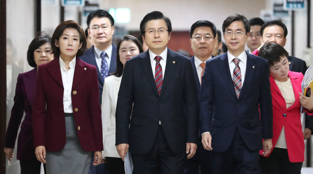 29개월 만에 지지율 최고치 오른 한국당… 내리막길 걷는 文 정부