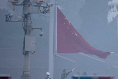 중국 전국인민대표대회가 열렸던 지난 5일 베이징 인민대회당 밖 톈안먼 광장의 오성홍기가 짙은 스모그 속에 펄럭이고 있다.    /베이징=AP연합뉴스