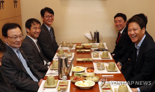 더불어민주당 이해찬 대표가 7일 서울 여의도 한 음식점에서 임종석 전 대통령 비서실장, 윤영찬 전 국민소통수석, 권혁기 전 춘추관장 등 청와대 1기 참모진과 만찬을 하고 있다./연합뉴스