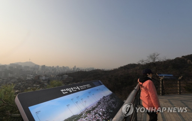 미세먼지가 보통을 기록한 7일 오전 서울 하늘이 조금씩 파란색을 보이고 있다.서울시는 이날 오전 6시를 기해 초미세먼지 주의보를 해제했다./연합뉴스