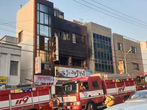 7일 오후 제주시 건입동 사라봉 오거리 인근 상가주택 화재 현장에서 소방대원들이 진화작업을 벌이고 있다./연합뉴스