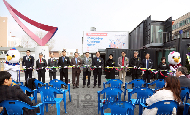 이덕훈(사진 왼쪽에서 일곱 번째) 한남대 총장 등 학교 관계자들이 ‘창업존 Chang(e) Up Zone’ 테이프커팅을 하고 있다. 사진제공=한남대