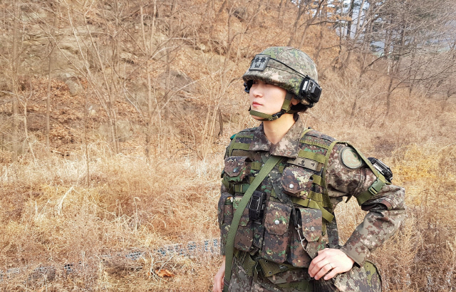 여성 장교로서는 처음으로 보병대대장 보직을 받은 권성이 중령이 과학화훈련장에서 가상 적진을 바라보고 있다.