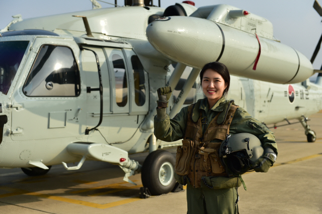 해군 최초의 해상기동헬기 여군 정조종사 한아름 대위. 세계 여성의 날인 8일 평가비행을 마치고 정식으로 임명될 예정이다.