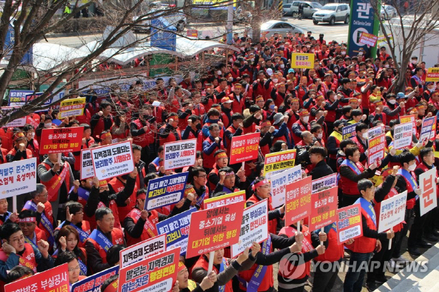 7일 오후 전남 목포시청 앞에서 한국전기공사협회 전남도회·한국정보통신공사협회 광주·전남도회·한국소방시설협회 등이 집회를 열고 목포시의 종합경기장 신축 턴키 발주 철회를 촉구하고 있다./연합뉴스