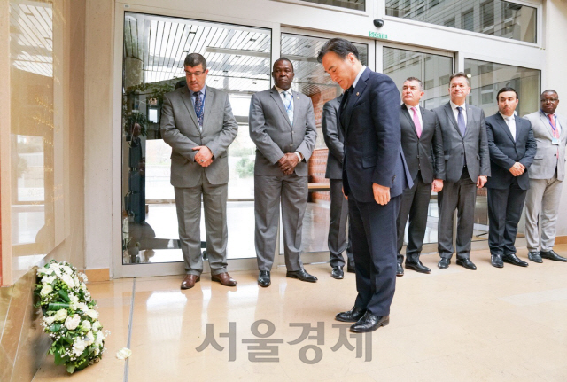 김종양 인터폴 총재가 프랑스 리옹 인터폴 사무총국에서 열린 ‘제1회 세계 순직경찰의 날’ 기념식에서 헌화 후 묵념하고 있다./사진제공=경찰청