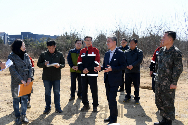 김재현(사진 앞줄 오른쪽에서 두번째)이 경기도 파주시 탄현면 남북산림협력센터 조성부지 찾아 관계자들과 진행상황을 점검하고 있다. 사진제공=산림청