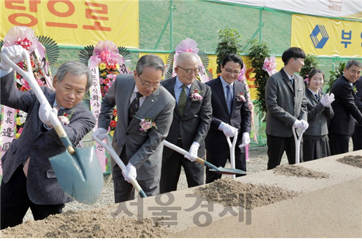 (왼쪽 두 번째부터 차례로)최양환 부영주택 대표이사, 신명호 부영그룹 회장 직무대행, 조원표 이산학원 이사가 7일 경기도 안산시 단원구 한국디지털미디어고등학교에서 열린 우정학사 기공식에서 시삽식을 하고 있다./사진=부영