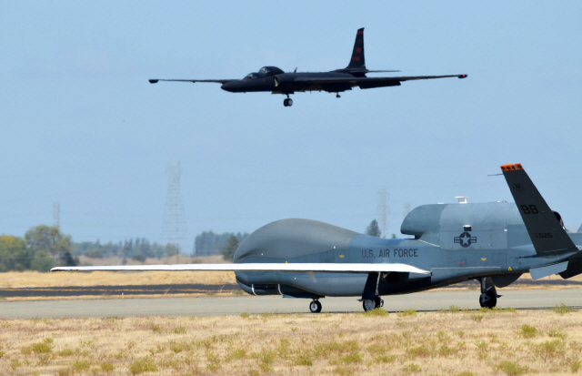 이륙 대기 중인 글로벌 호크 무인정찰기와 착륙하는 U-2 정찰기. 지난 2013년 미국 캘리포니아 빌 공군기지에서 촬영된 이 장면이 마치 한국에서 두 기종의 운용을 예고하는 것 같이 보인다./사진= 위키미디어