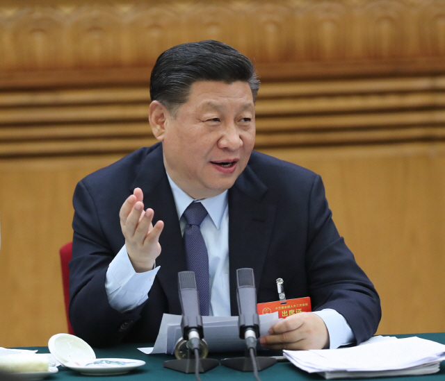 시진핑 중국 국가주석이 7일 흰머리를 살짝 노출한 채 베이징 인민대회당에서 열린 전국인민대표대회의 한 행사에 참석해 발언하고 있다./베이징=신화연합뉴스