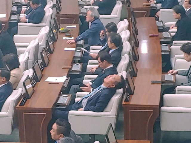 한 서울시의회 의원이 8일 서울시의회 본회의장에서 본회의 중 졸음을 참지 못하고 있다. 의원의 고개가 넘어가 있다. /변재현기자
