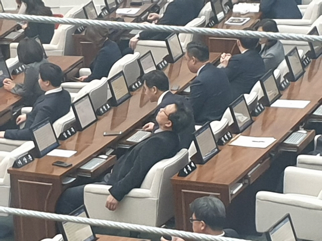 푹 주무시는 서울시의회 의원, '미세먼지 가니 춘곤증이..'